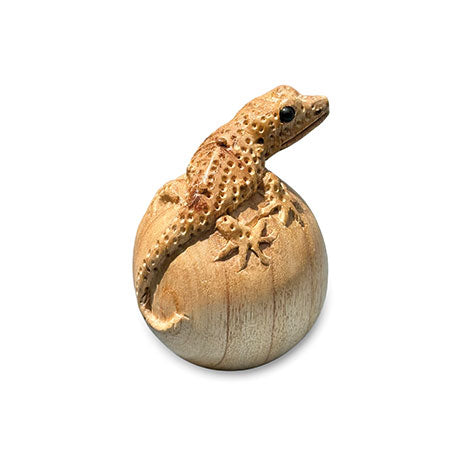 HANDCARVED GECKO ON EGG SMALL 10 CM